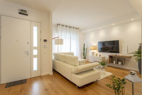 Hus från källare till tak i Campi Bisenzio