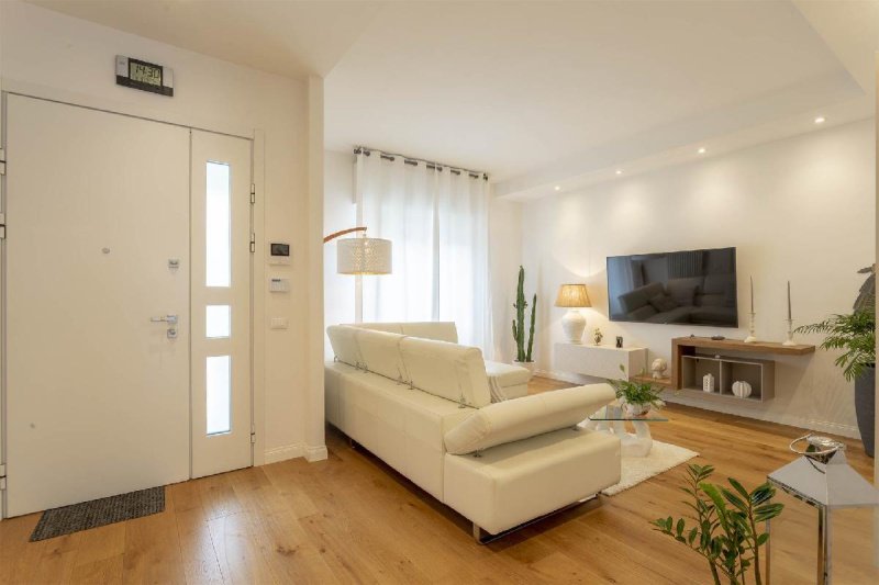 Hus från källare till tak i Campi Bisenzio