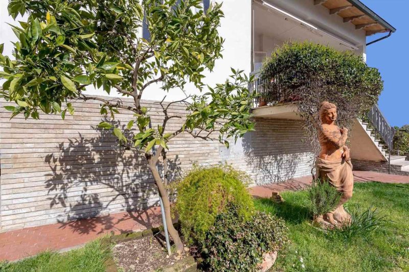 Hus från källare till tak i Campi Bisenzio