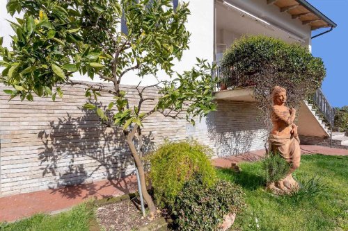 Hus från källare till tak i Campi Bisenzio