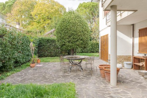 Hus från källare till tak i Campi Bisenzio