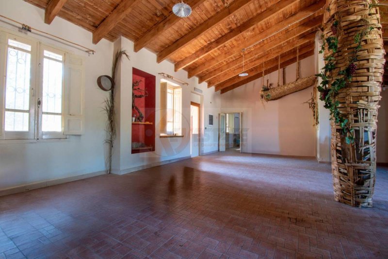 Kommersiell byggnad i Romana