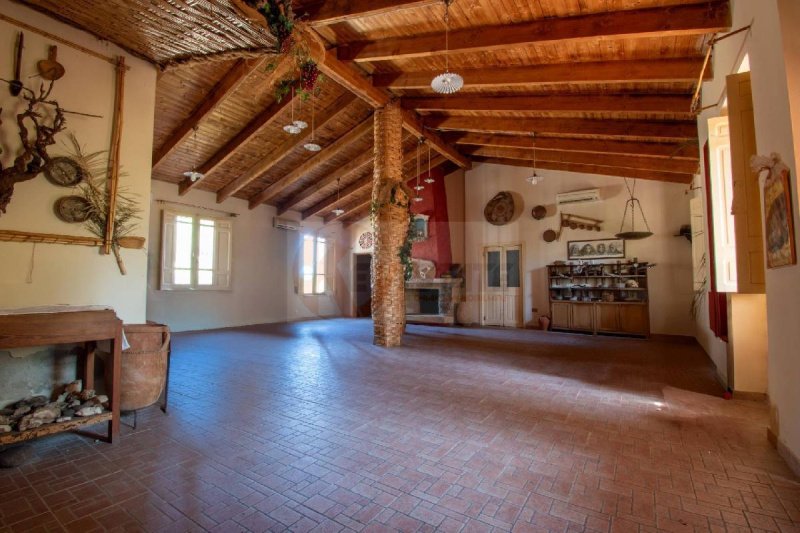 Kommersiell byggnad i Romana