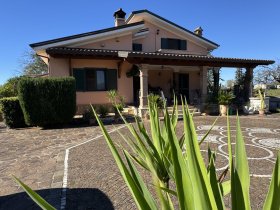 Villa a Aquino