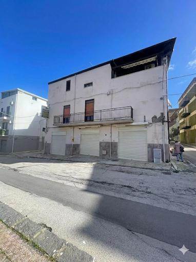 Half-vrijstaande woning in Favara