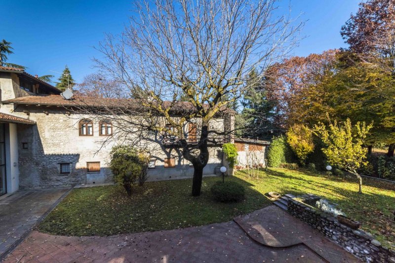 Отдельно стоящий дом в Брембате-ди-Сопра