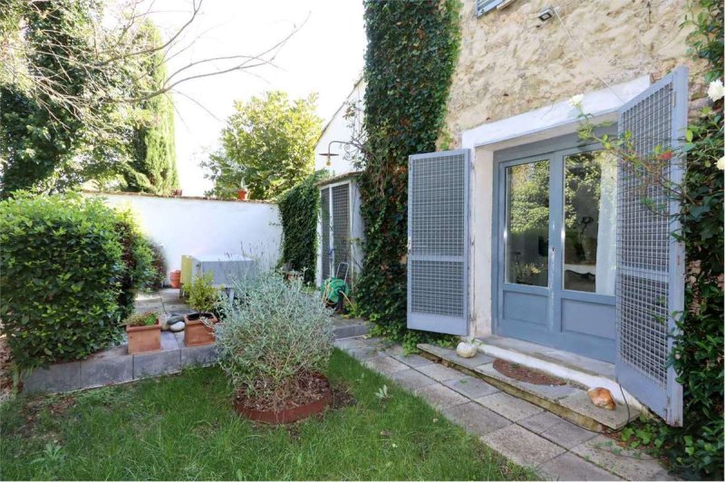 Half-vrijstaande woning in Todi