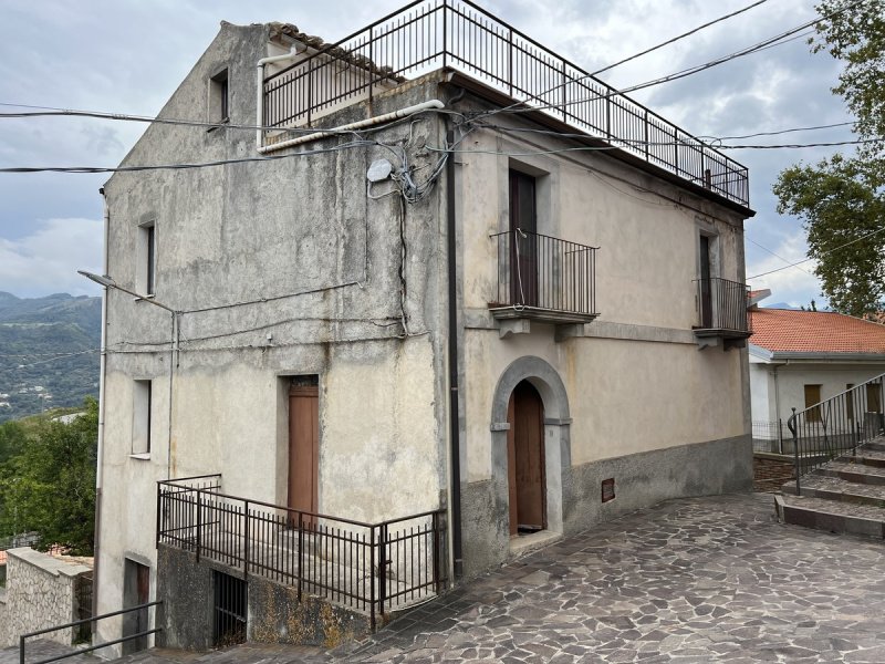 3 Bedrooms Top-to-bottom house for sale in San Pietro In Amantea [793214] | Gate-away®