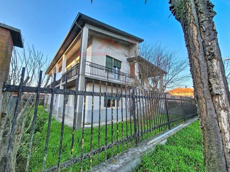 Вилла в Кастеллетто-ди-Брандуццо