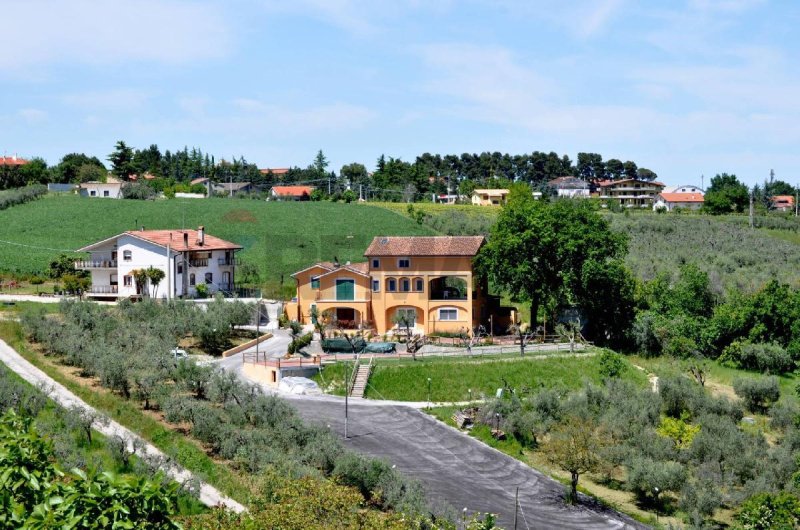 7 Bedrooms Villa for sale in Lanciano [796041] | Gate-away®