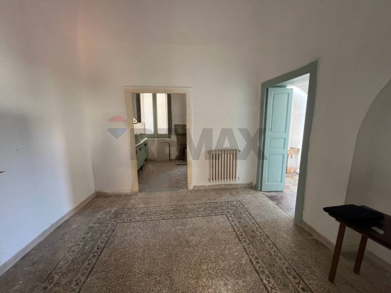 Half-vrijstaande woning in Tricarico