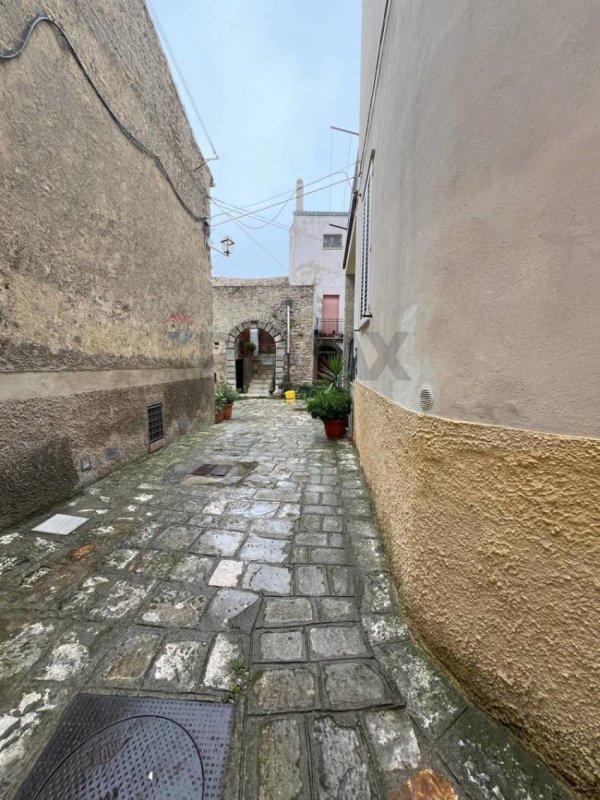 Half-vrijstaande woning in Tricarico