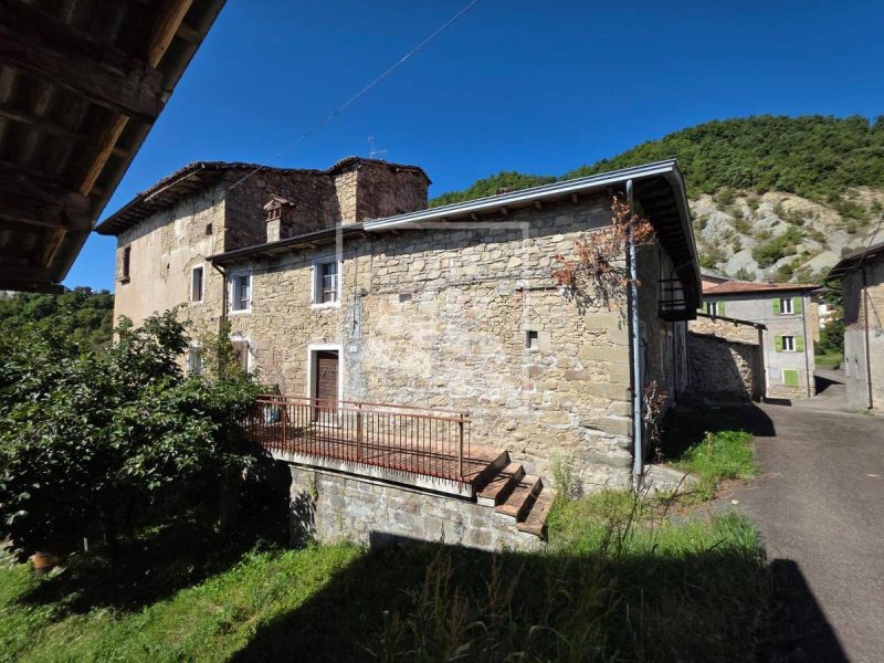 Особняк из двух квартир в Карпринети