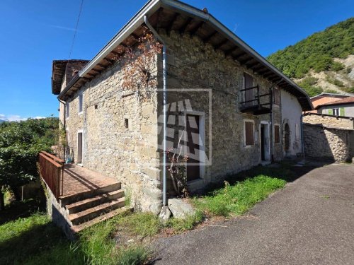 Особняк из двух квартир в Карпринети