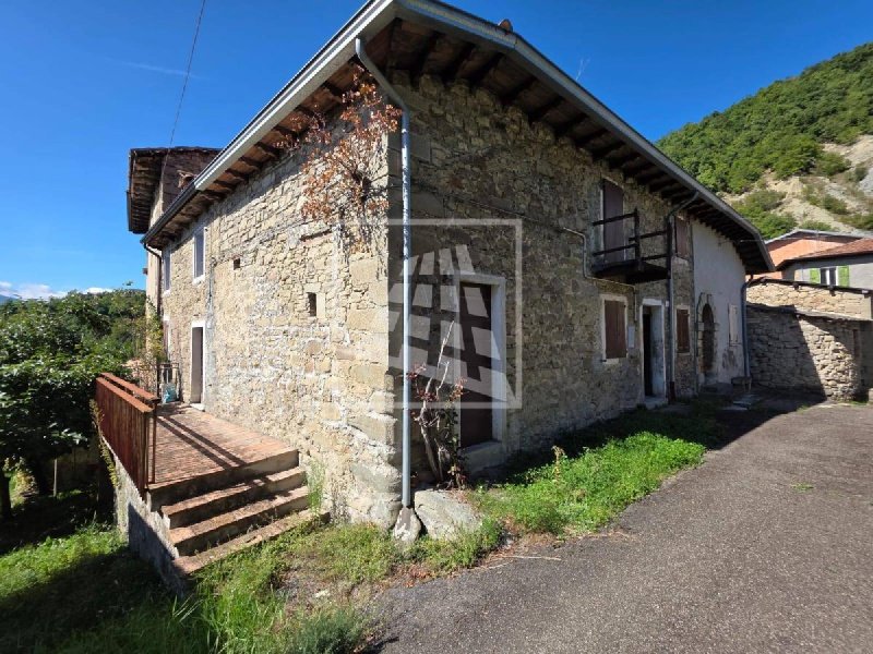 Особняк из двух квартир в Карпринети