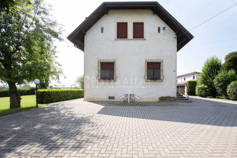 Half-vrijstaande woning in Castelnovo di Sotto