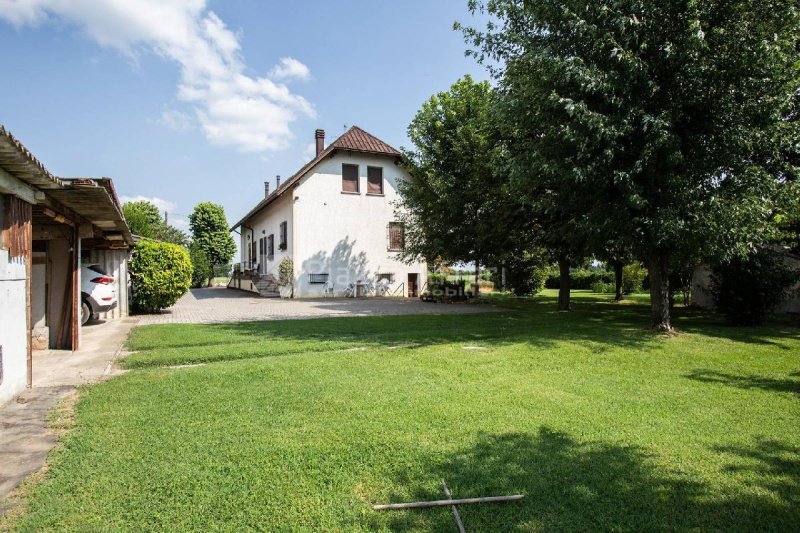 Half-vrijstaande woning in Castelnovo di Sotto