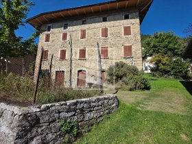 Особняк из двух квартир в Карпринети