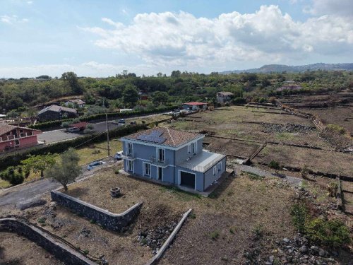 Villa a Aci Sant'Antonio