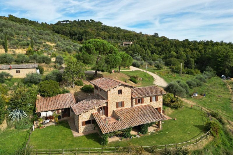 7 Bedrooms Farmhouse for sale in Città Della Pieve [805319] | Gate-away®