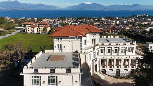 加尔达湖群滨代森扎诺阁楼