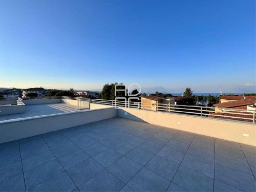 加尔达湖群滨代森扎诺阁楼