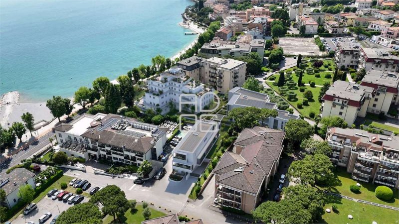 加尔达湖群滨代森扎诺公寓