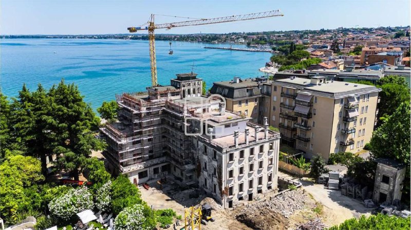 加尔达湖群滨代森扎诺公寓