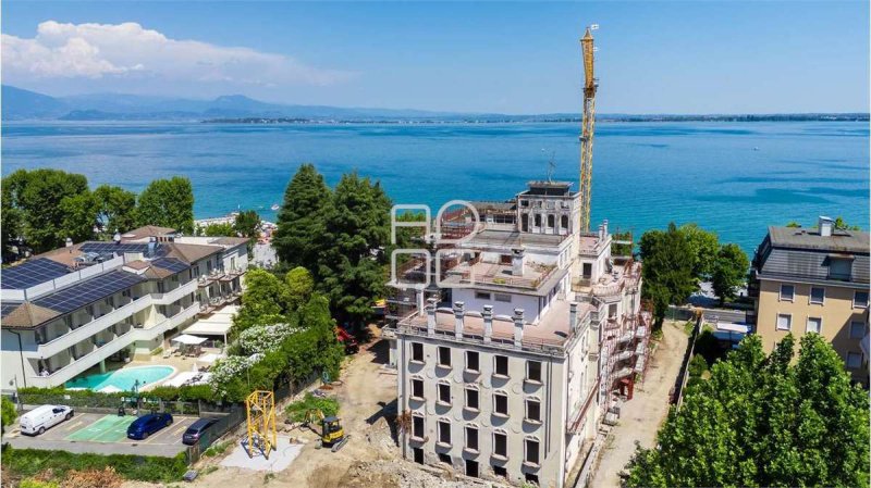 加尔达湖群滨代森扎诺阁楼