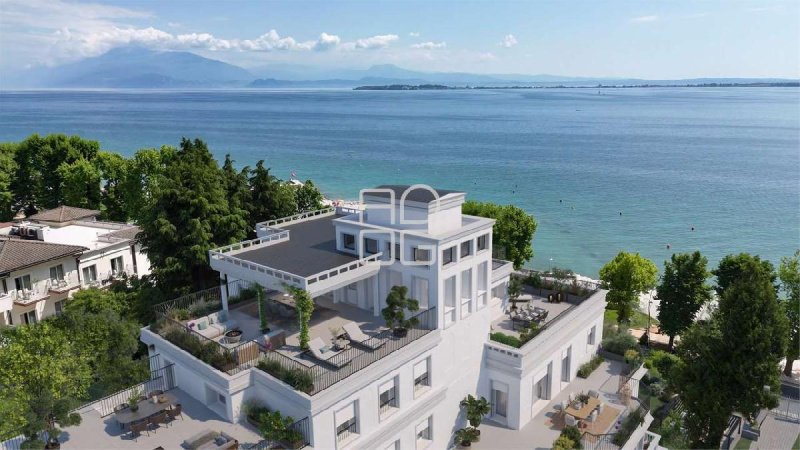 加尔达湖群滨代森扎诺阁楼