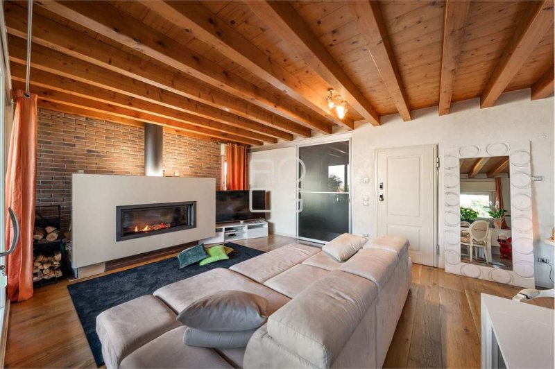 加尔达湖群滨代森扎诺阁楼