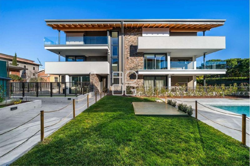 加尔达湖群滨代森扎诺阁楼