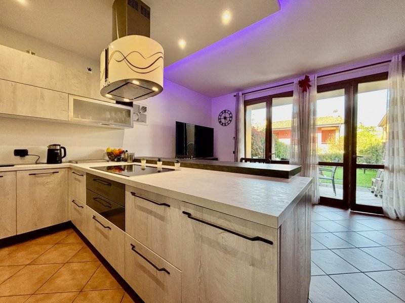 加尔达湖群滨代森扎诺公寓