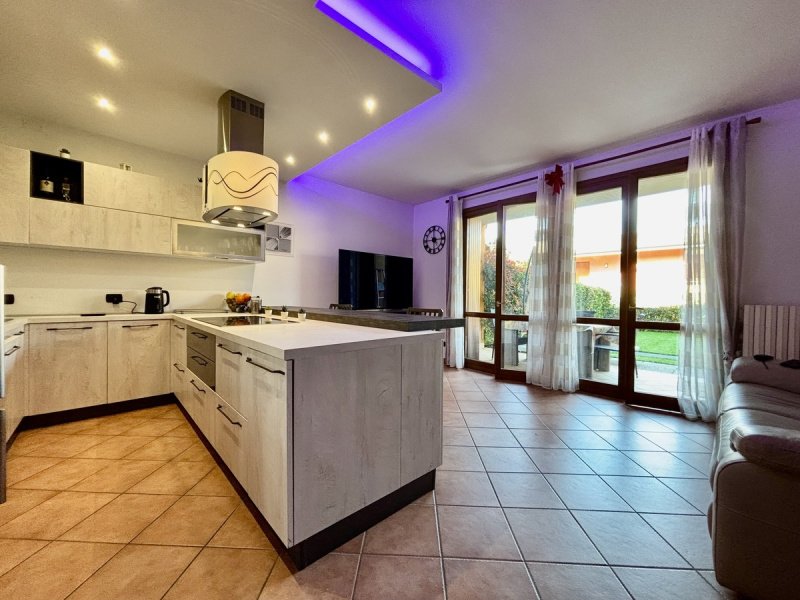 加尔达湖群滨代森扎诺公寓