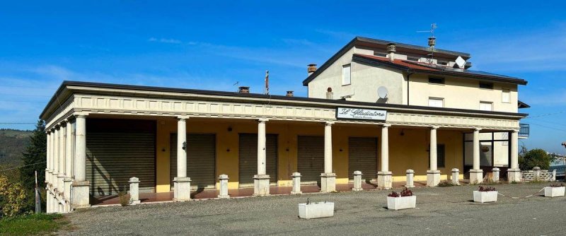 Edifício comercial em Lugagnano Val d'Arda