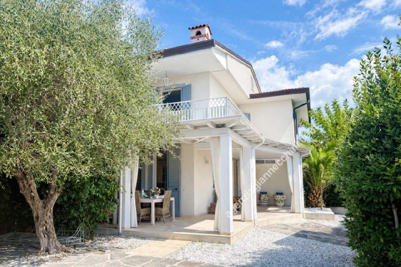Semi-detached house in Forte dei Marmi