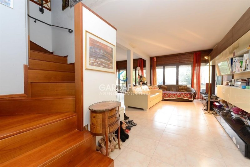 加尔达湖群滨代森扎诺阁楼