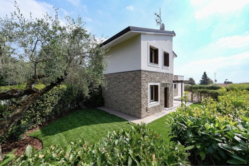 Особняк из двух квартир в Сойано-дель-Лаго