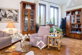 Villa a Travedona-Monate