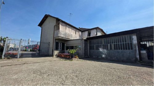 Half-vrijstaande woning in Asti