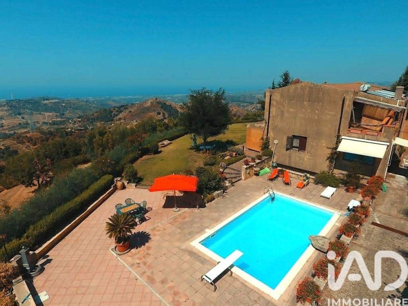 Moradia em Santa Lucia del Mela