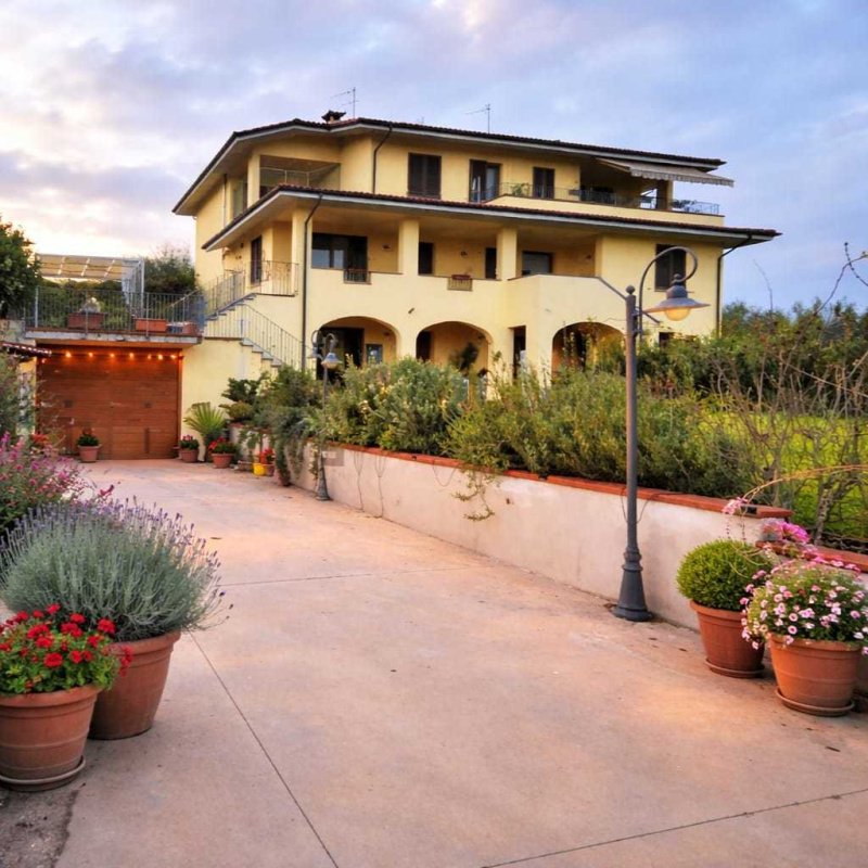Villa in Uzzano