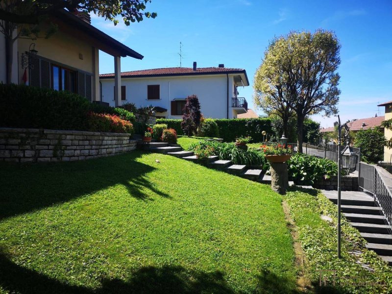 Особняк из двух квартир в Моццо