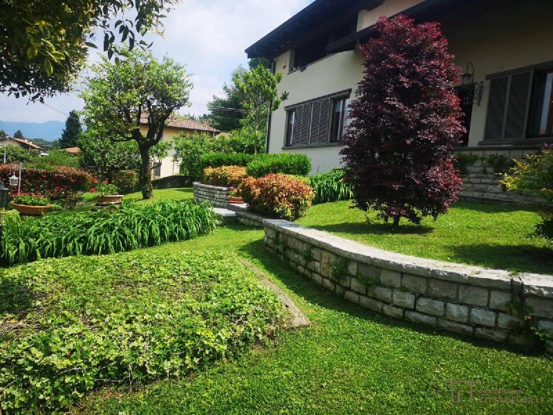 Особняк из двух квартир в Моццо