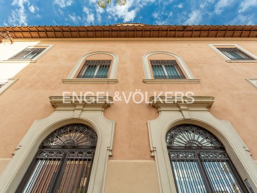Top-to-bottom house in Rome
