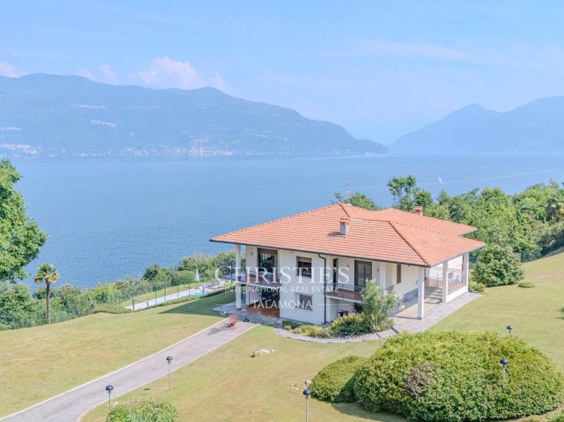 Villa in Porto Valtravaglia