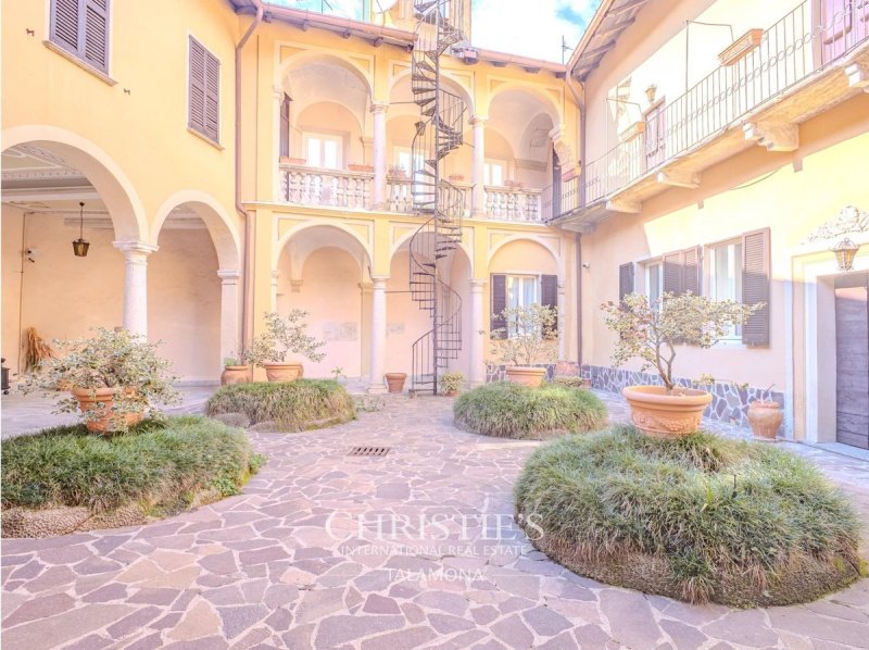 Villa i Porto Valtravaglia
