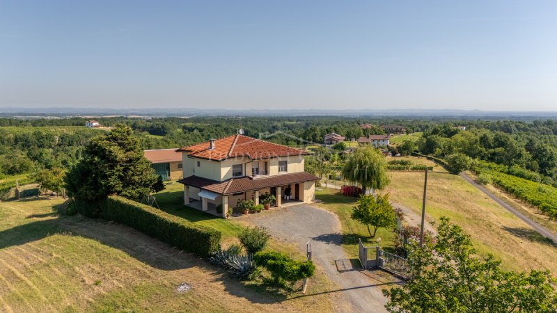 Detached house in Mombaruzzo