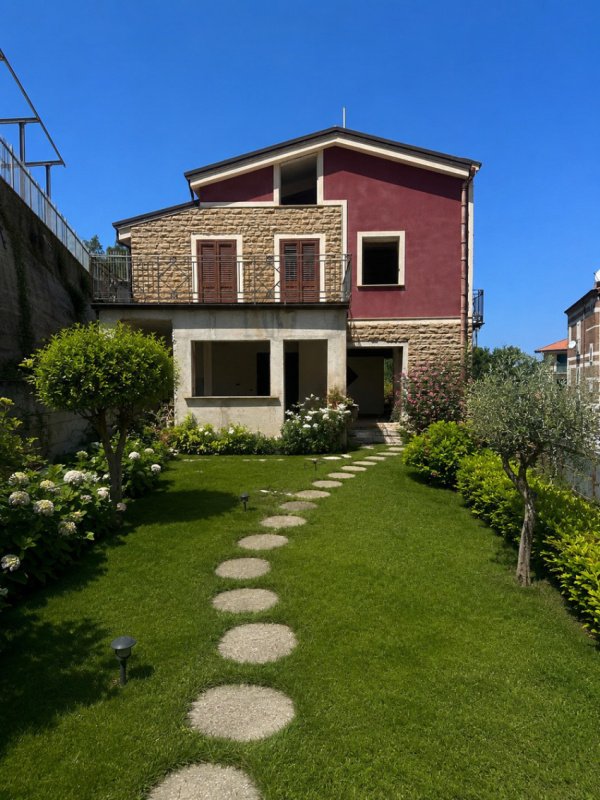 Maison à Santo Stefano di Camastra