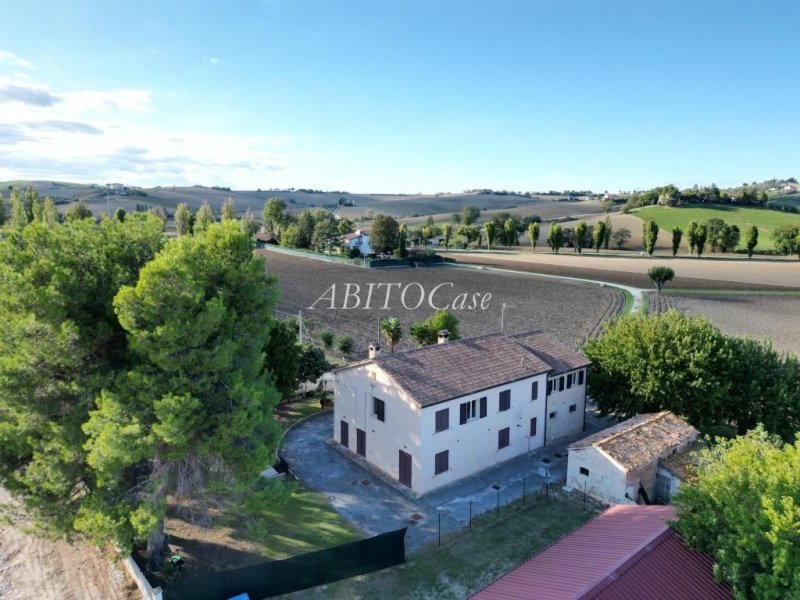 Klein huisje op het platteland in Serra de' Conti